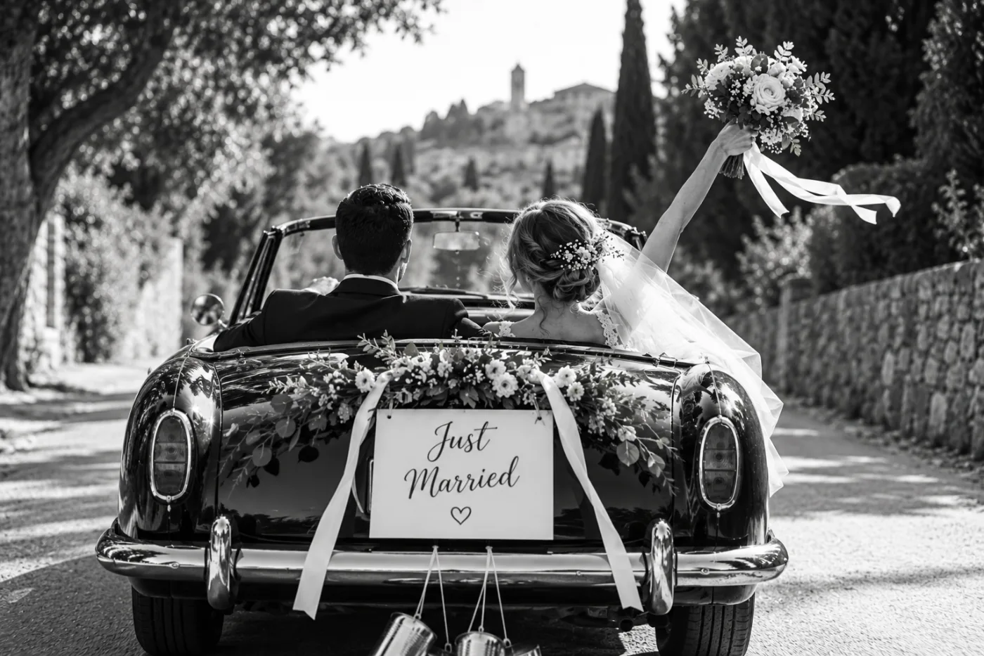 Jeunes mariés en voiture ancienne décapotable « Just Married », photo en noir et blanc