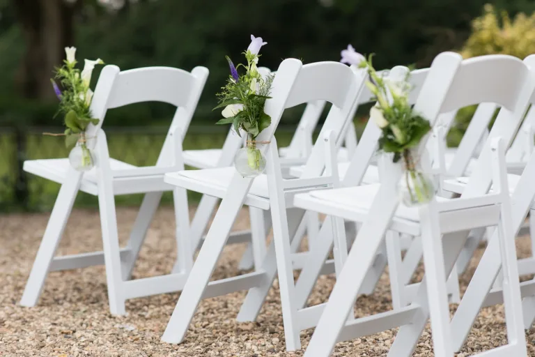 Witte stoelen ceremonie trouwen 768x512