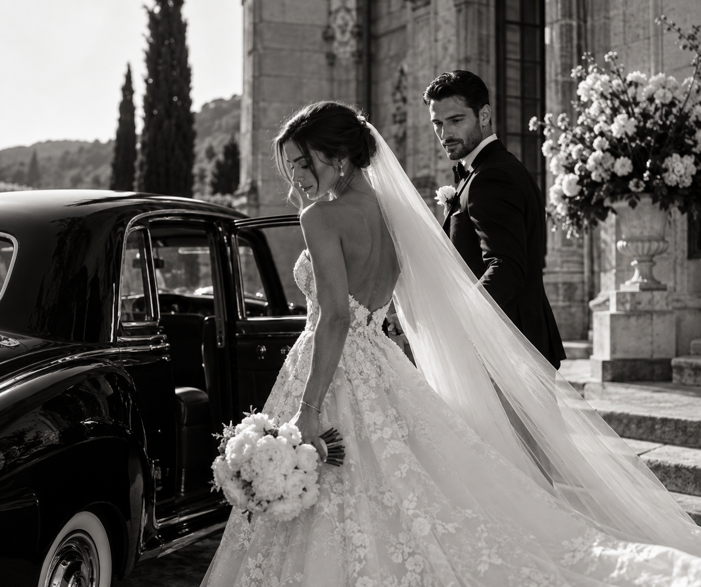 Réductions mariage Collection OUI : jeunes mariés devant une voiture ancienne, photo en noir et blanc