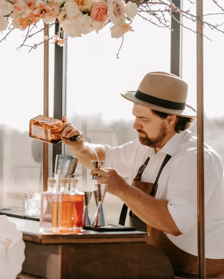 bartender pour le vin dhonneur 768x958