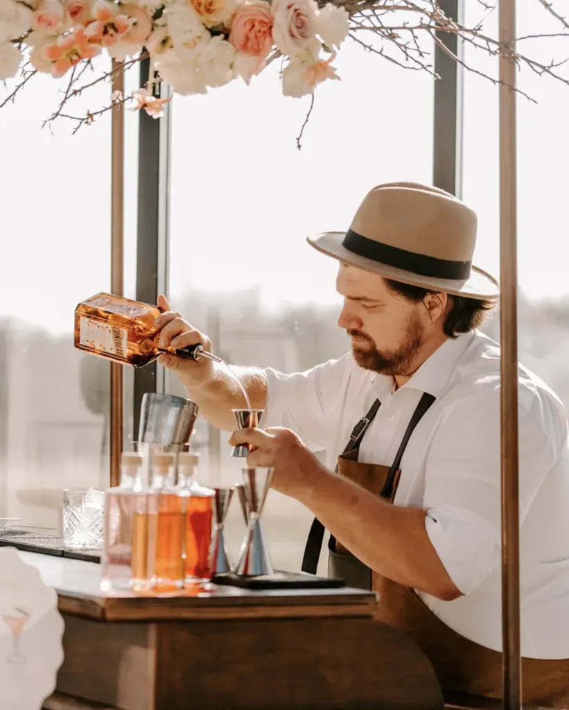 bartender pour le vin dhonneur 821x1024